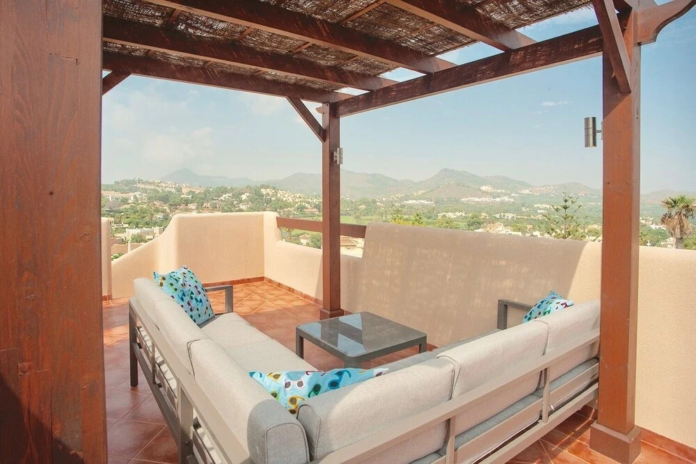 3 Bed House - Sleeps 6 - Pool - Garden - Parking