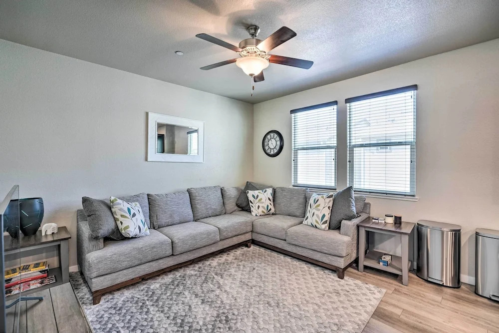 Pet-friendly Elk Grove Retreat w/ Balcony!