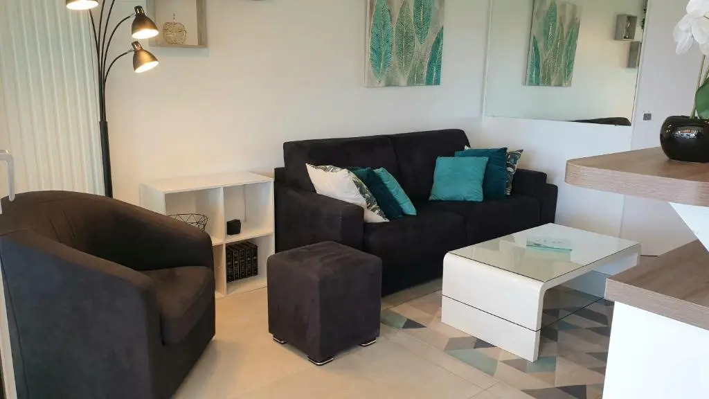 Garden and beach sea view apartment Cannes