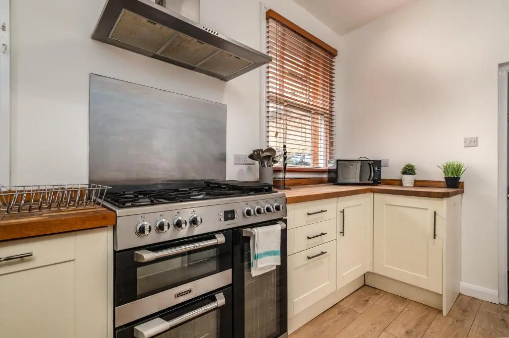 Spacious Contractor House for Large Groups - Private Parking