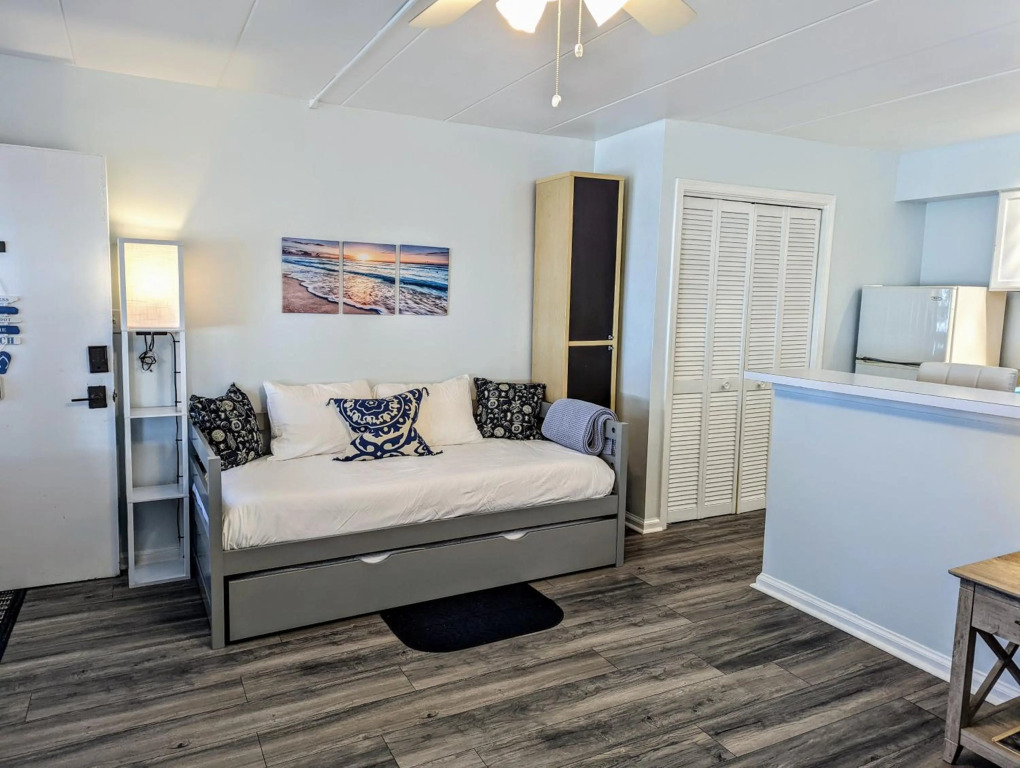 Renovated Oceanfront Boardwalk Pool, Beach, Kitchen, Restaurant, 4 People, cozy studio unit, walk right out no elevator