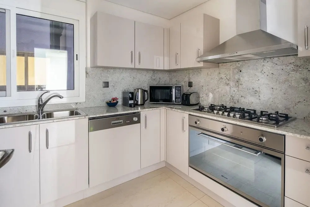 Regal & Modern 2BR With Study in Downtown Dubai - Sleeps 5!
