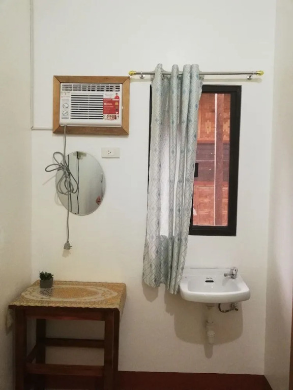 Yolly's Tourist Inn - Hostel