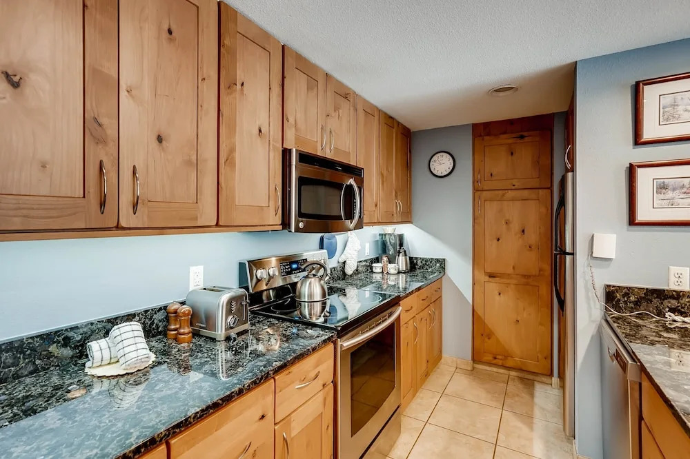 Spacious Remodel, 4br, Minutes To Conf Center & Slopes! 4 Bedroom Condo by RedAwning