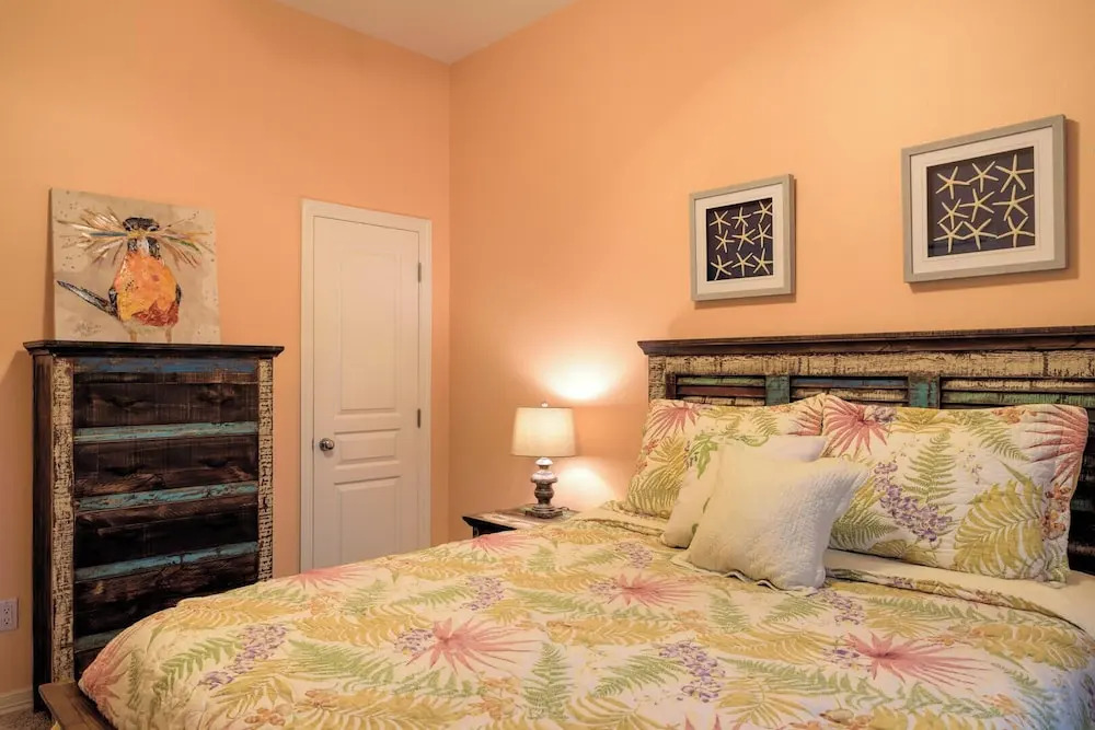Spacious Ground Floor Condo With Semi-private Pool, 1 Block to Beach