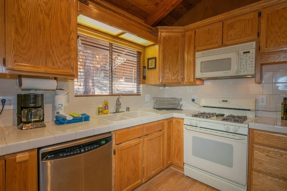 Cubby Ridge - Homey And Cozy Cabin With Forest Views! 2 Bedroom Cabin