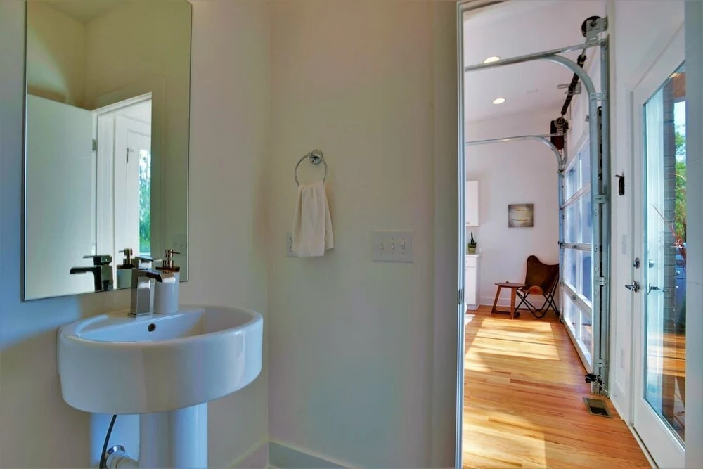 Modern 8bed/4ba Home w/ Roof Deck & Grill by Domio