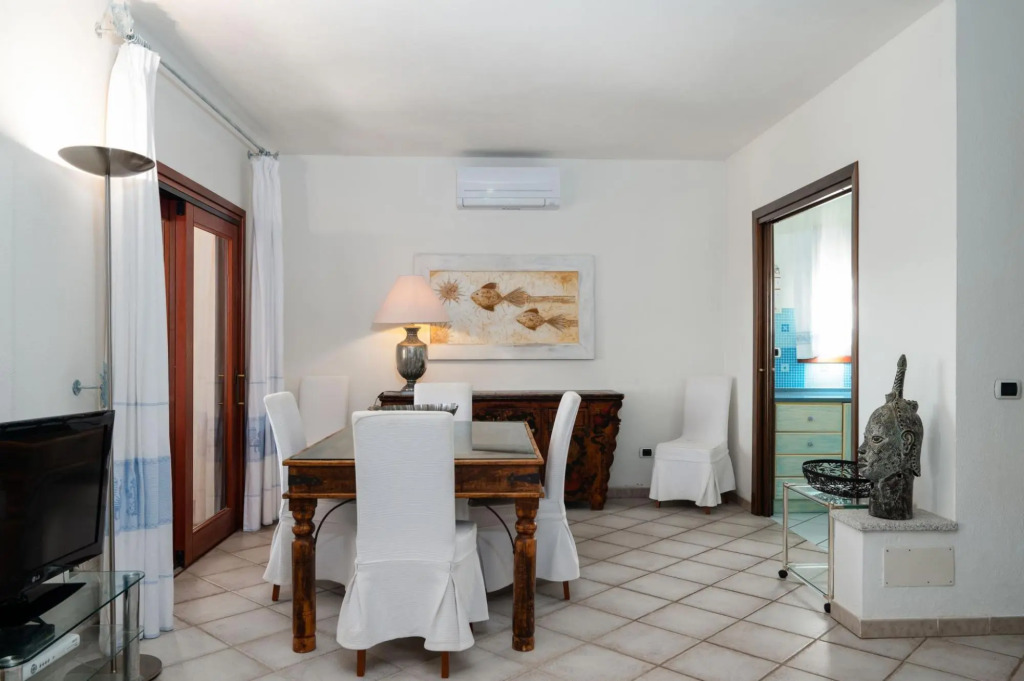 This large apartment is located on the ground floor, has a beautiful garden and a spacious terrace o-S'ABBA 11