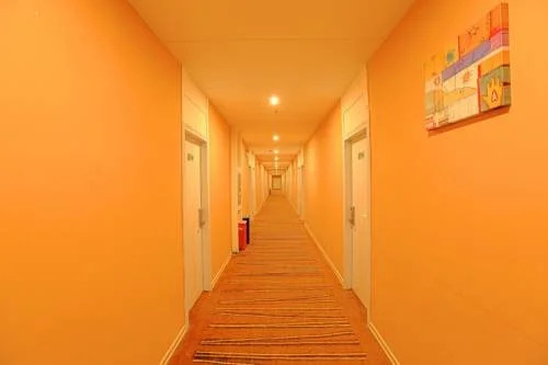 Yijia Business Hotel (Wuhan Optics Valley Plaza Yangjiawan Subway Station Branch)