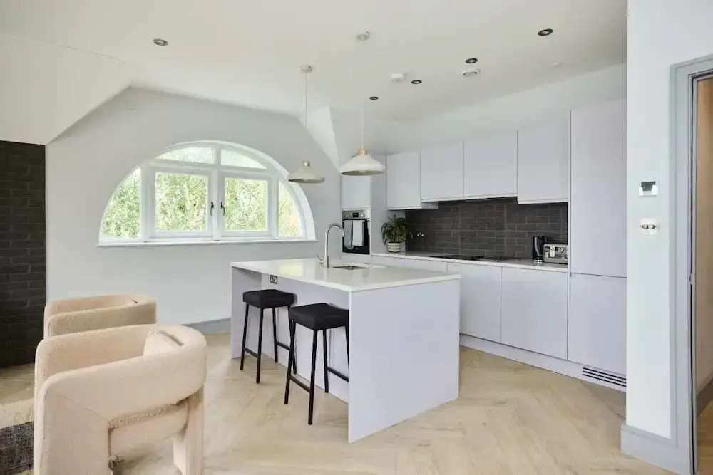 The Woodborough Place - Beckoning 2bdr Flat With Balcony