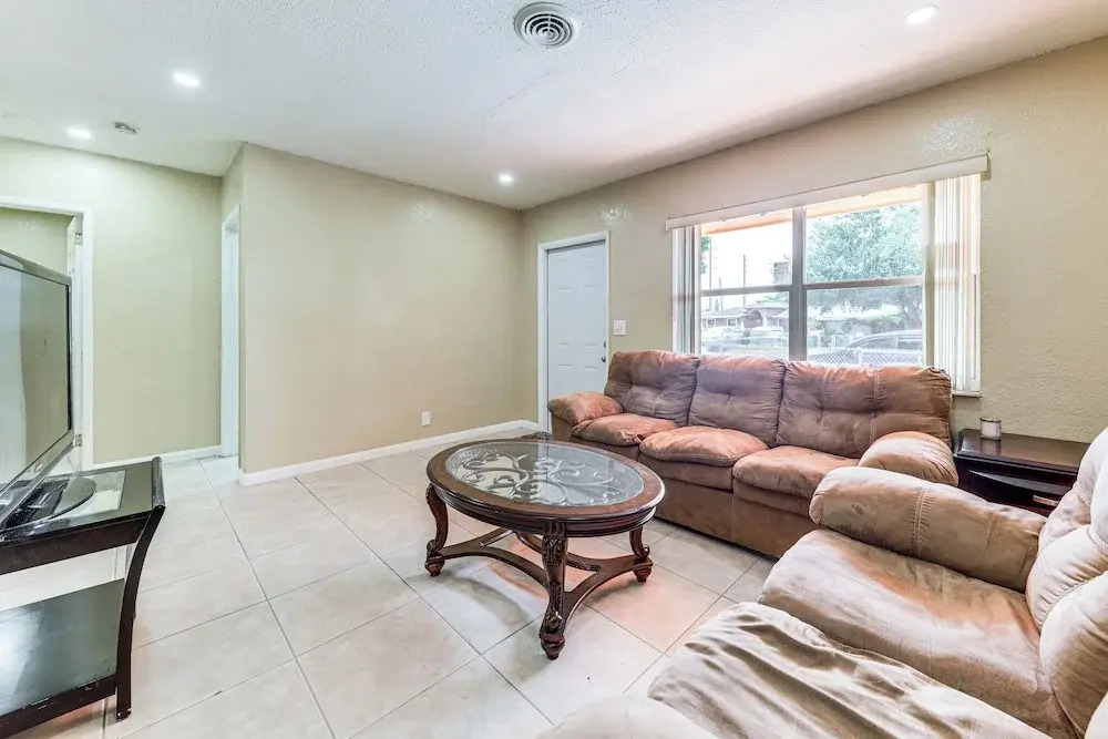 3 Mi to Dania Beach Pier: Convenient Apartment!