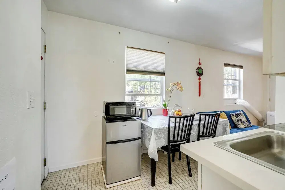 5 Mi to Dtwn Oakland: Studio w/ Shared Patio