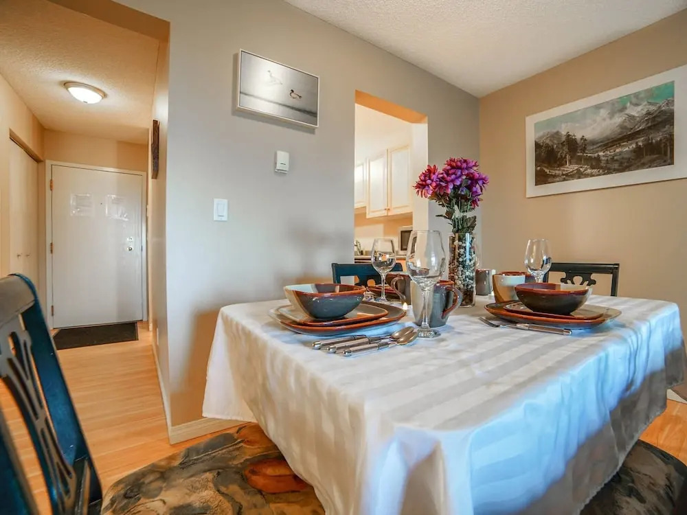 Trendy Dt Condo - 17th Ave+parking, Pets