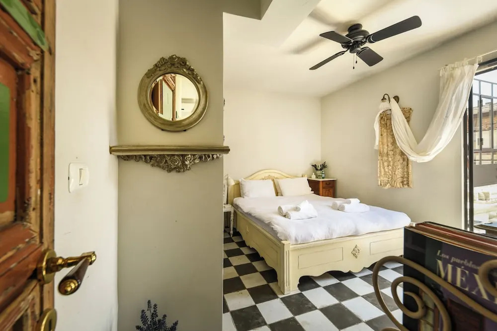 Elegant 1BR Apt w Balcony in the City