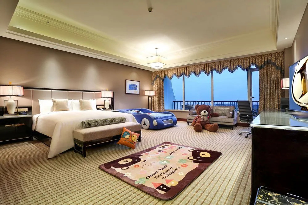 Intercontinental Sancha Lake
