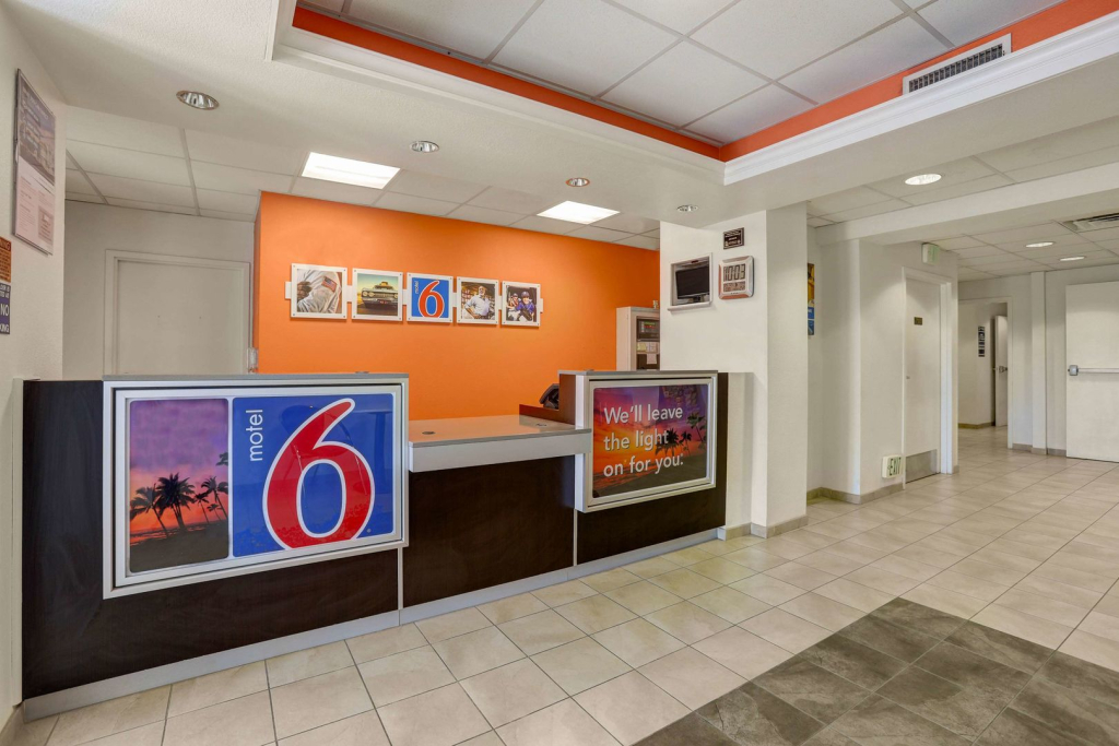 Howard Johnson by Wyndham Lemoore