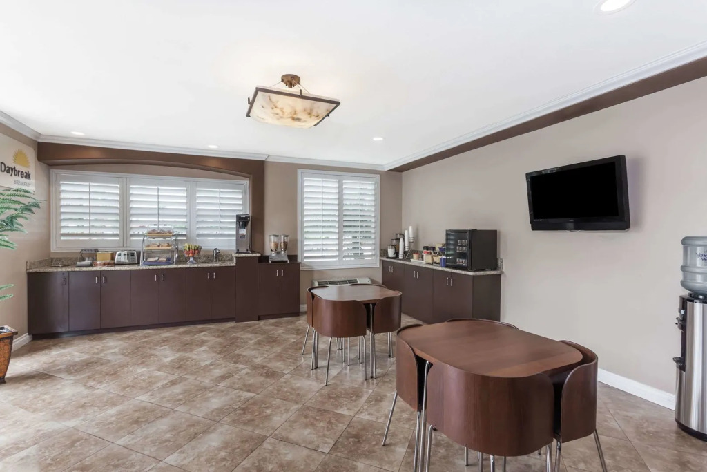 Harbor Inn & Suites