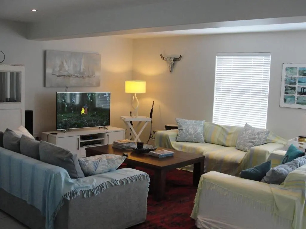 PERFECT 10 - 10 to 14 Sleeper Luxury Holiday Home Breakage Deposit of R2500 per Weekend Lease