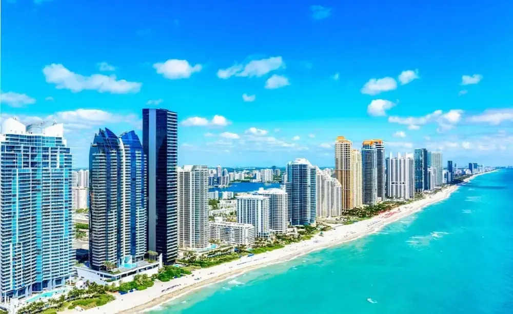 Modern 2-bedroom Retreat Near Beach Airport
