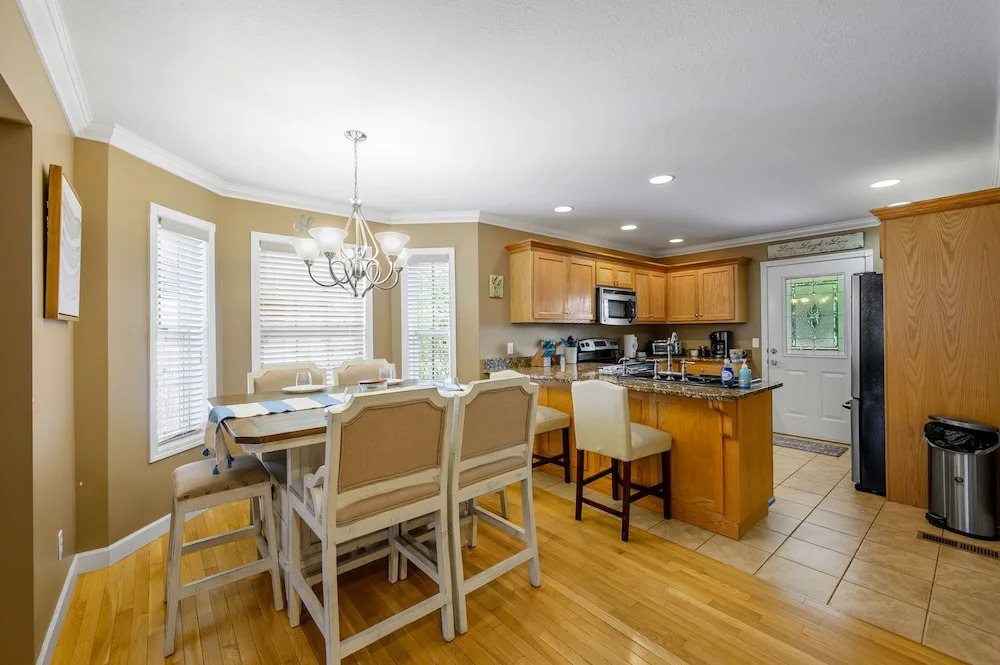 Bradley Bungalow Sleeps 11 Sevierville