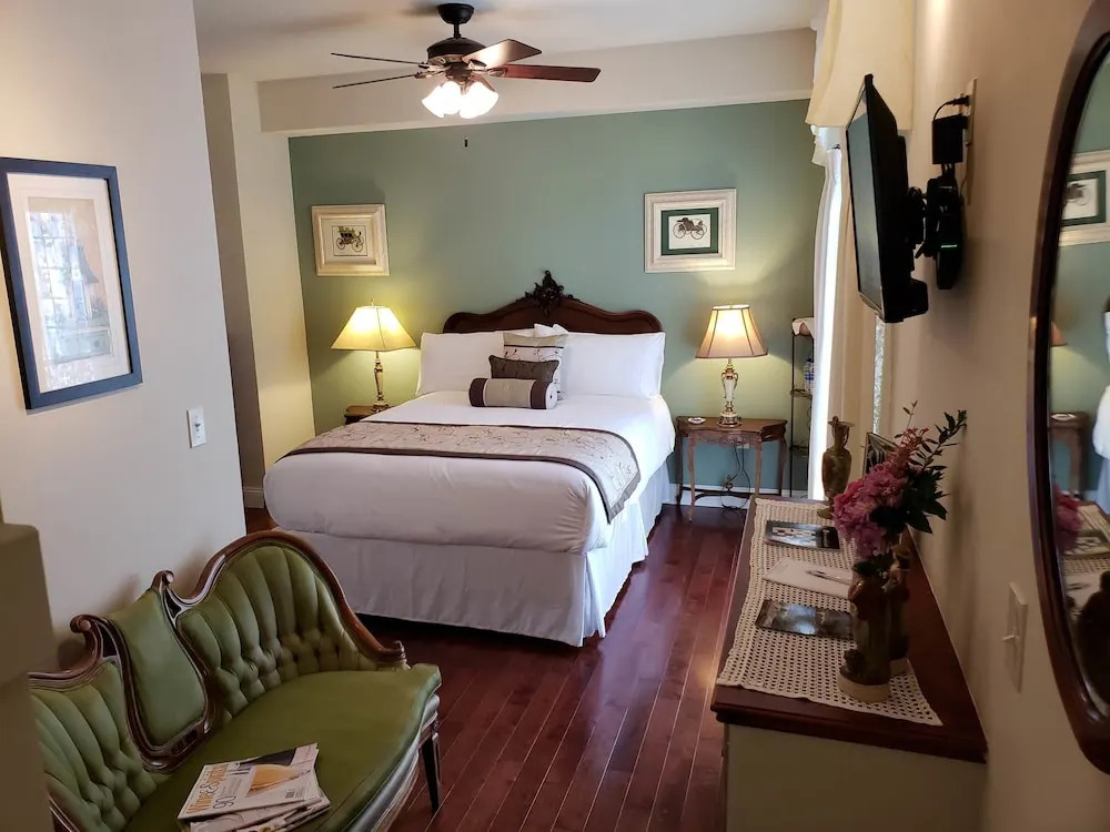 The River Belle Inn