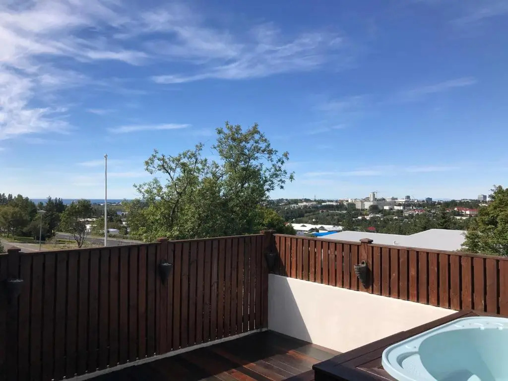 ICELAND SJF Villa, Hot tub & Outdoor Sauna Amazing Mountains and City View Over Reykjavík