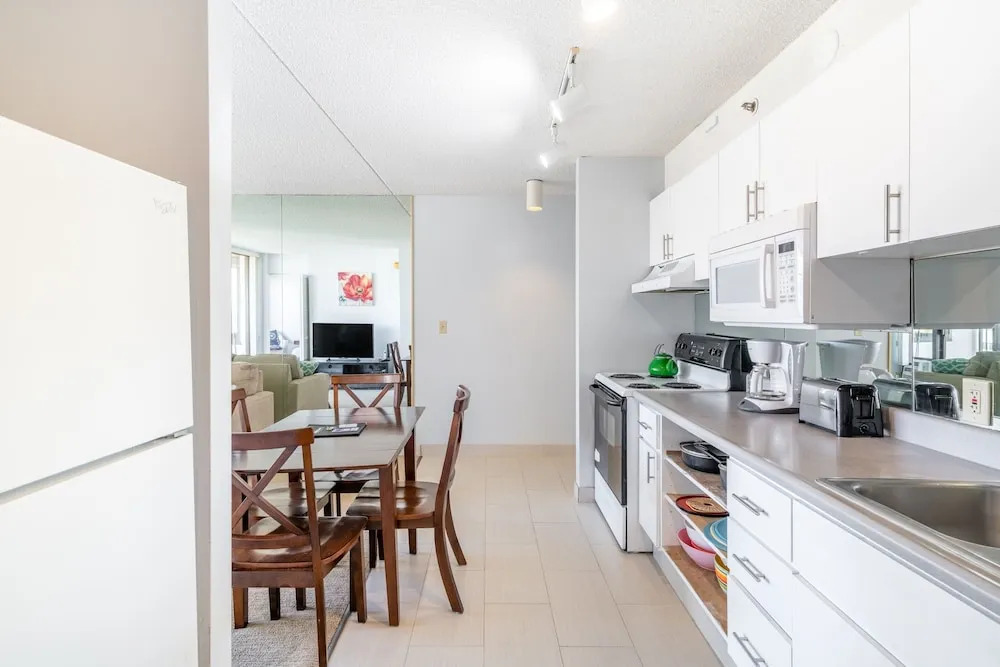 Deluxe Garden View Waikiki Banyan, Free Parking by Koko Resort Vacation Rentals