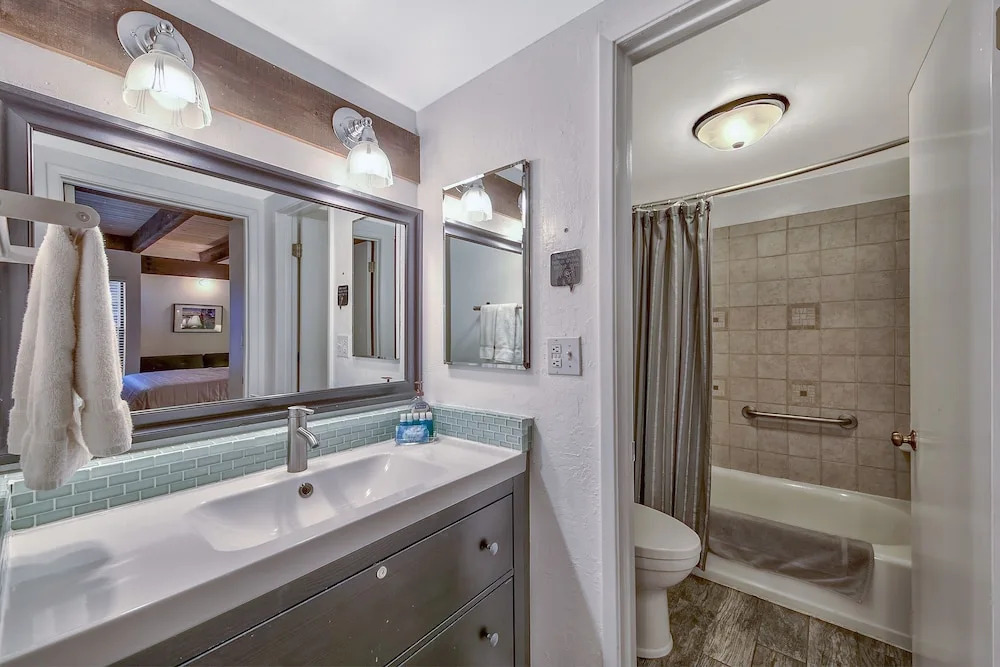 SLT Home Private Beach, Pool & Heavenly Ski Resort 2 Bedrooms 1.5 Bath