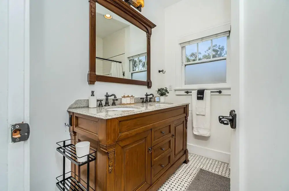 Spacious 5 BR Near Heart of South Park