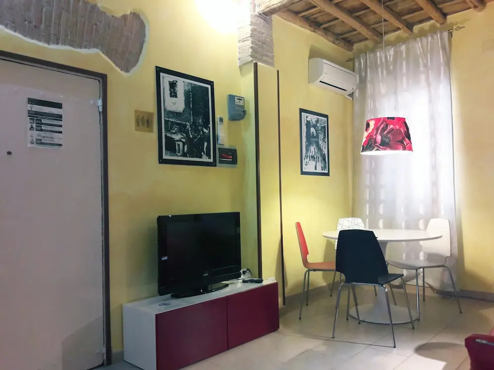 Anastasia Hidden Balcony - An hidden balcony inside Trastevere
