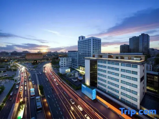 Ancient City Wall Side · Shuman Hotel (Xi'an Bell and Drum Tower Andingmen Subway Station Branch)