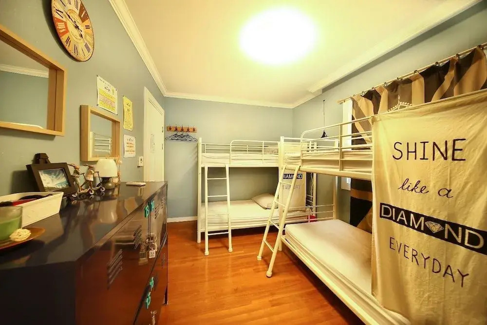 The Wind Blows Guesthouse - Hostel, Caters to Women