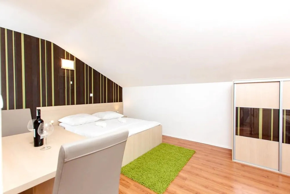 Studio in Podstrana, With Wonderful Mountain View, Enclosed Garden and