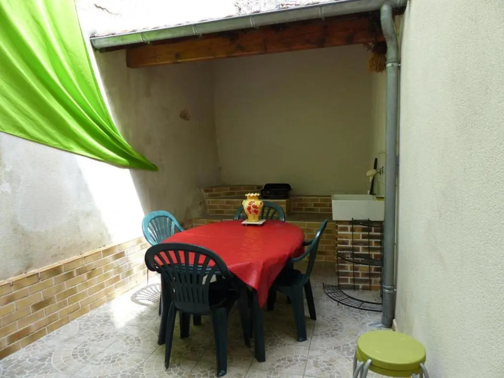 Maison en pierres rénovée avec patio à Ferrières-sur-Sichon - FR-1-489-191