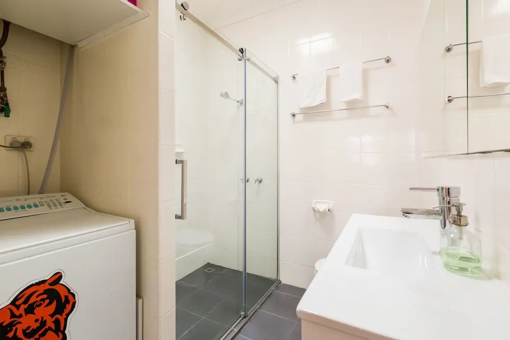 KIM, 2BDR West Melbourne Apartment