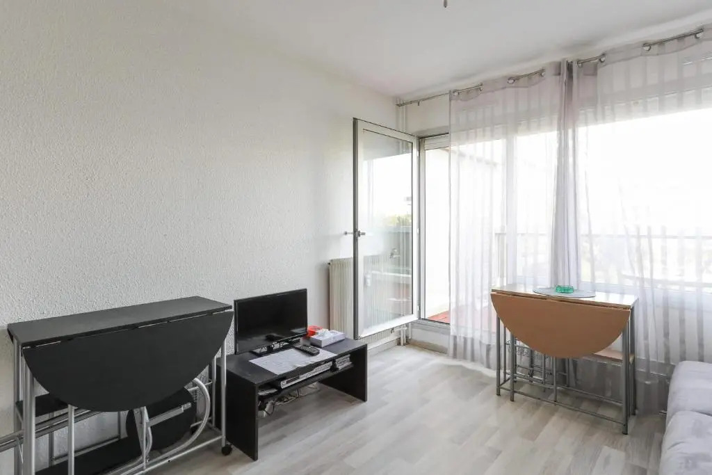Charming flat with pool 8 min away from the beach in Antibes - Welkeys