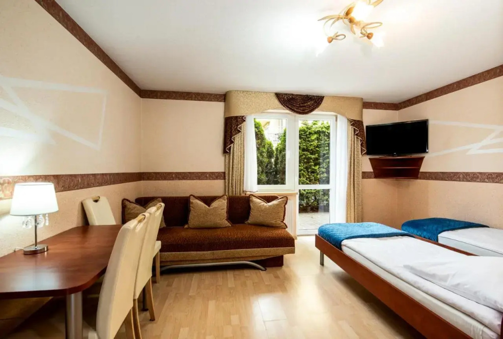 VILLA DORA - CENTRUM,BASEN PODGRZEWANY,JACUZZI SAUNA, Plac zabaw, Parking