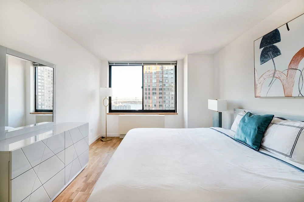 Luxury 2 Bed 2 Bath Unit in Prime Location of NYC