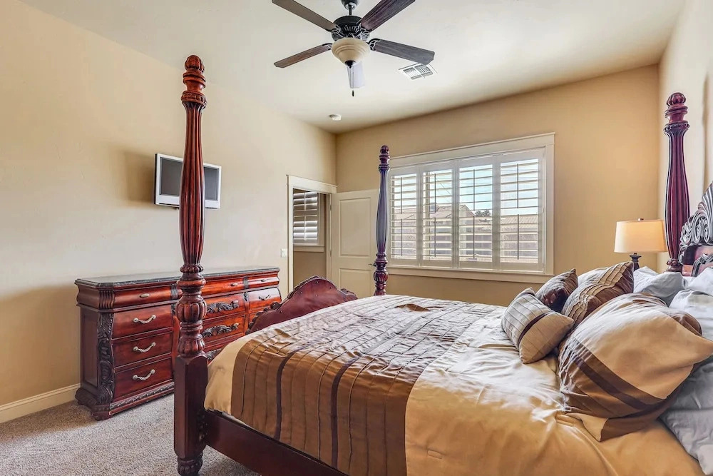 Ultimate Havasu Escape: Spacious 4BR 2 King Suites