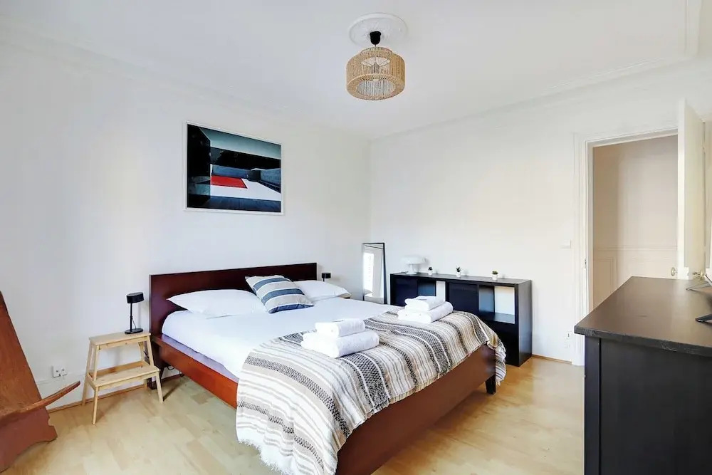 Experience the Parisian Lifestyle: 2BR Near Porte Maillot