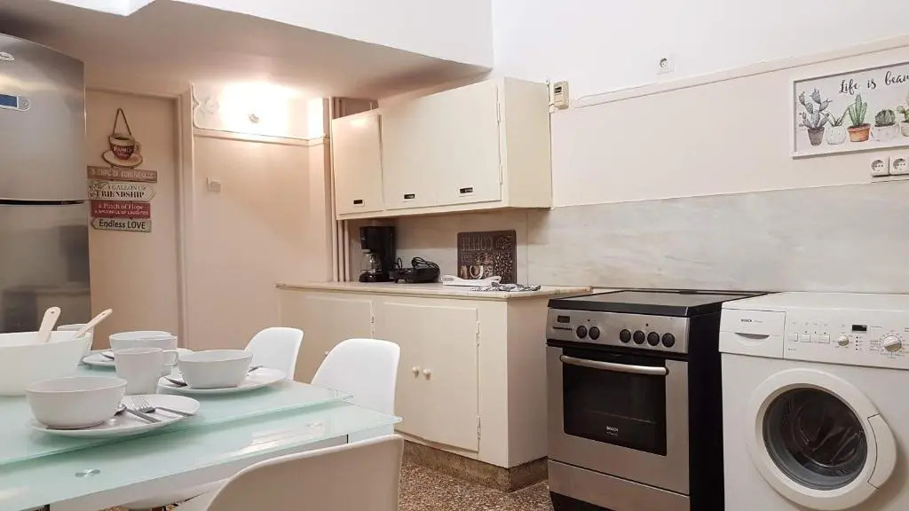Olive Apartment- Athens Center, 4 BD, 1.5 BATH