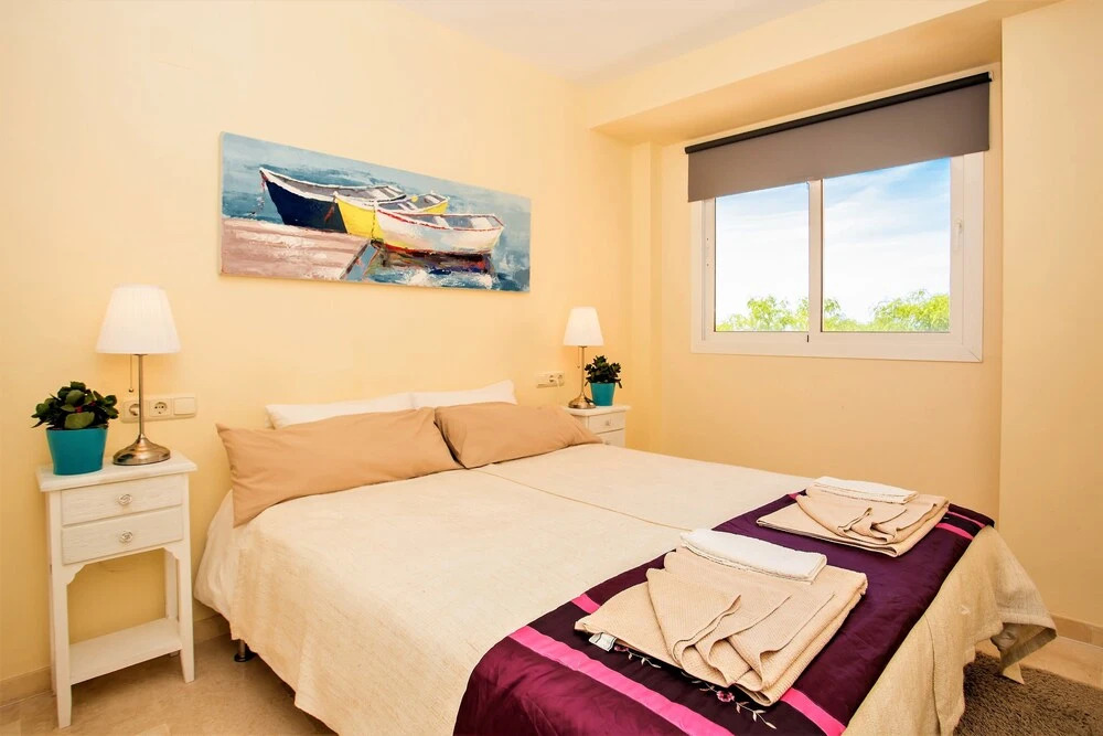 Delightful 2 Bed Apartment with sea views PW10