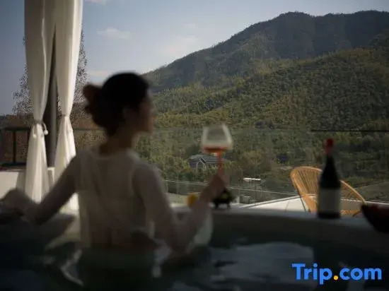 Jingyin · Lume Mountain View & Mist Private Hot Spring Boutique Inn, Anji Yunshang Grassland
