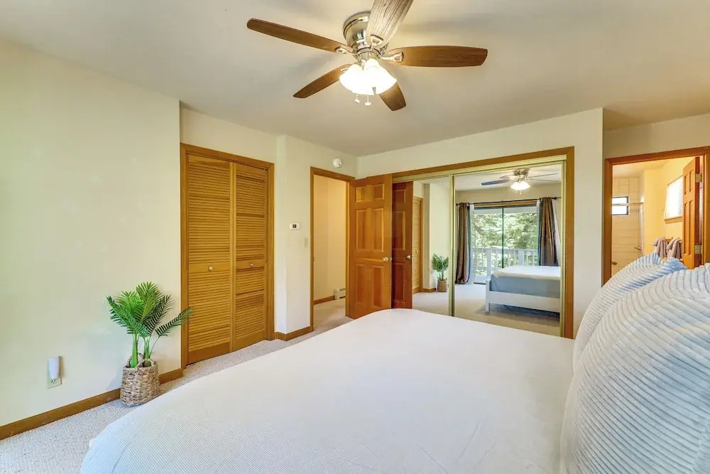 3 Mi to Lake Tahoe: Forest-view Sanctuary w/ Deck!