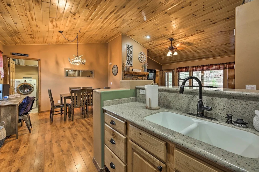 3 Mi to Fool Hollow Lake: Cozy Cabin w/ Deck