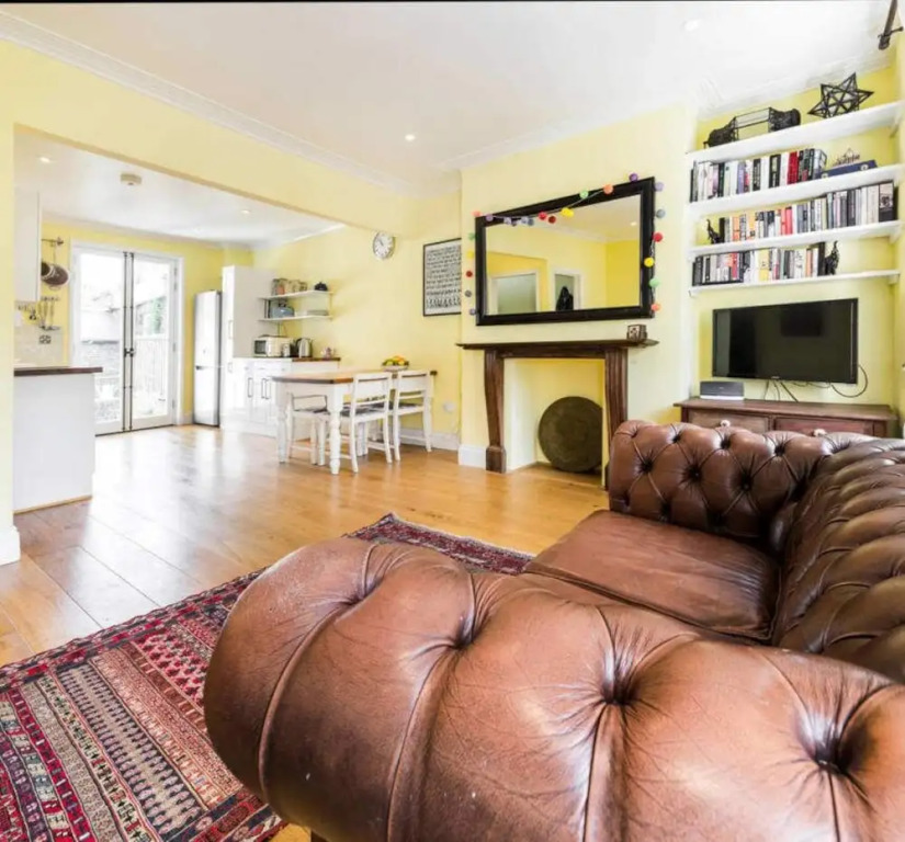 Spacious, Charming 3bd W/Balcony in Kennington