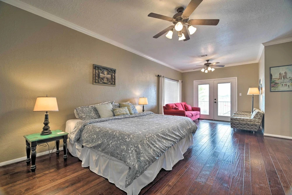 Waterfront Lake Conroe Getaway w/ Multiple Decks