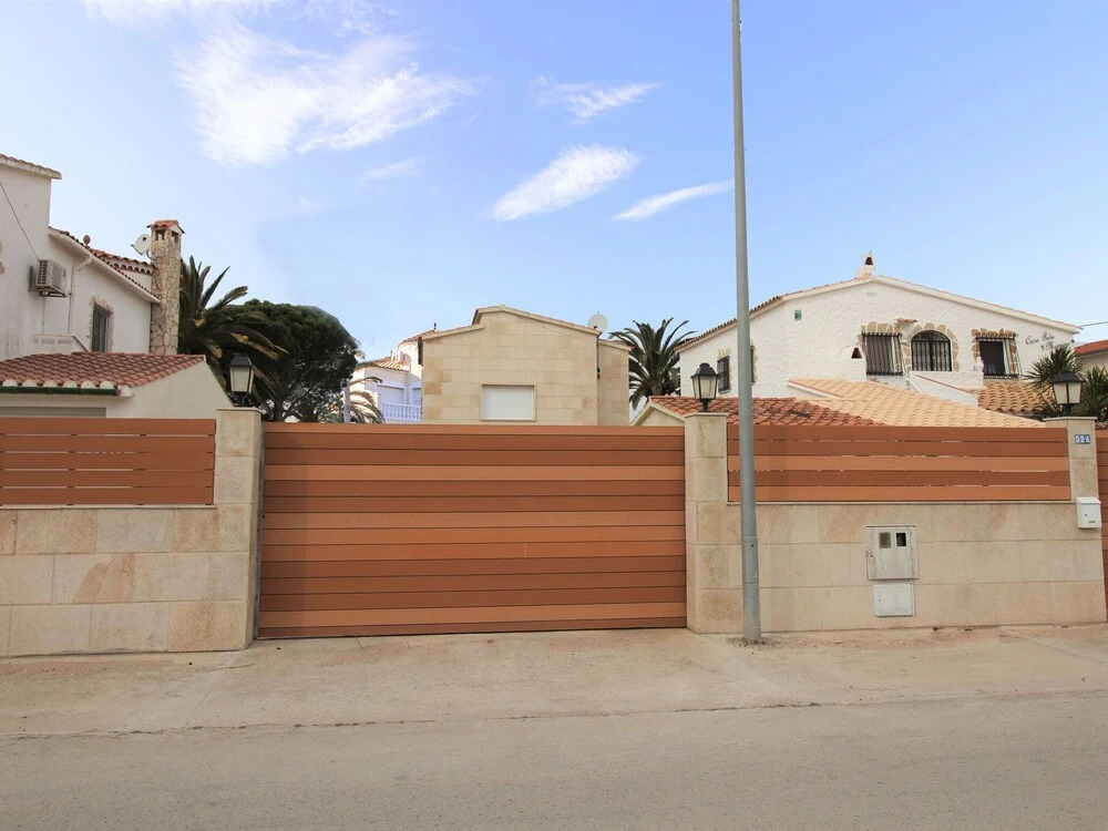 Attractive Holiday Home in Empuriabrava near Beach