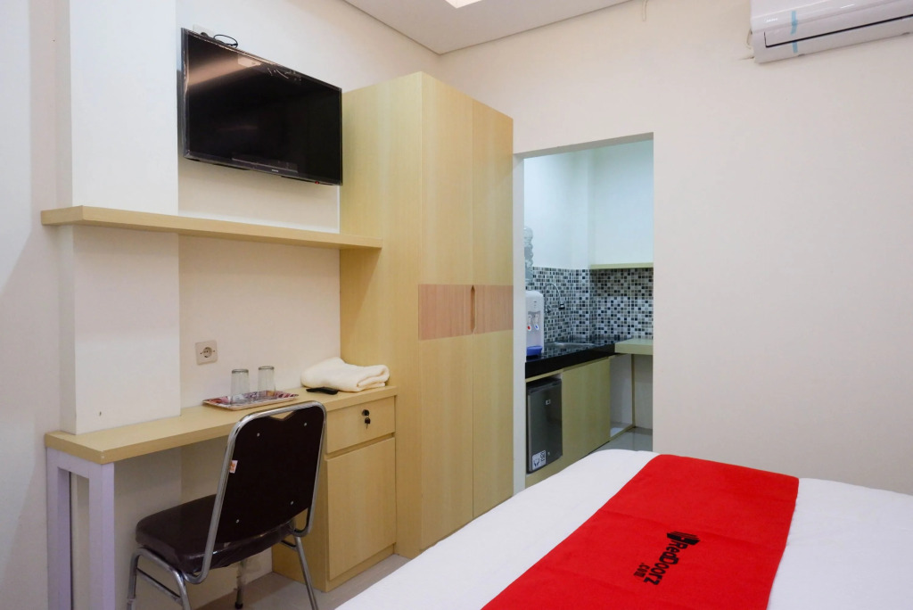 RedDoorz Plus near Pasar Gede Solo