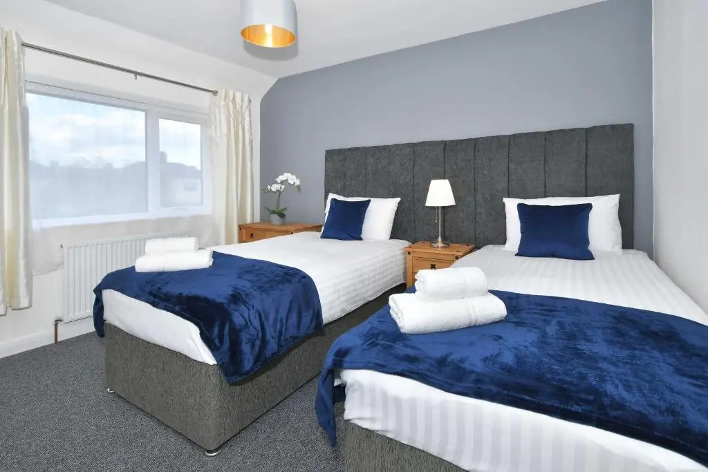 Orion House - sleeps 6, driveway, garden